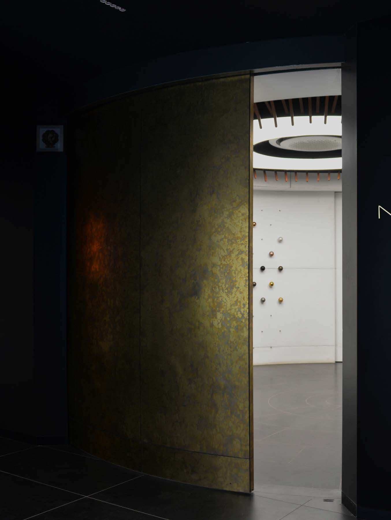NumaFlow curved door