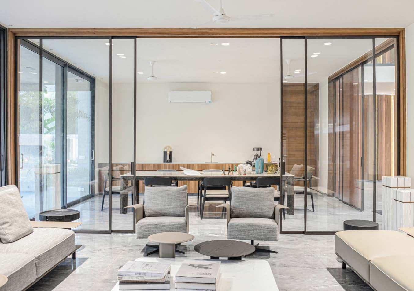 Shoji synchro sliding partition in a living room